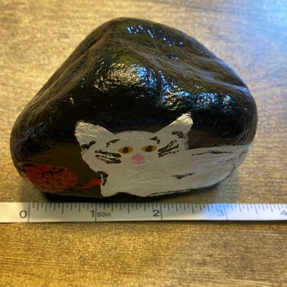 Fluffy WHITE CAT with red yarn Hand painted stone garden rock paper weight - Picture 6 of 9